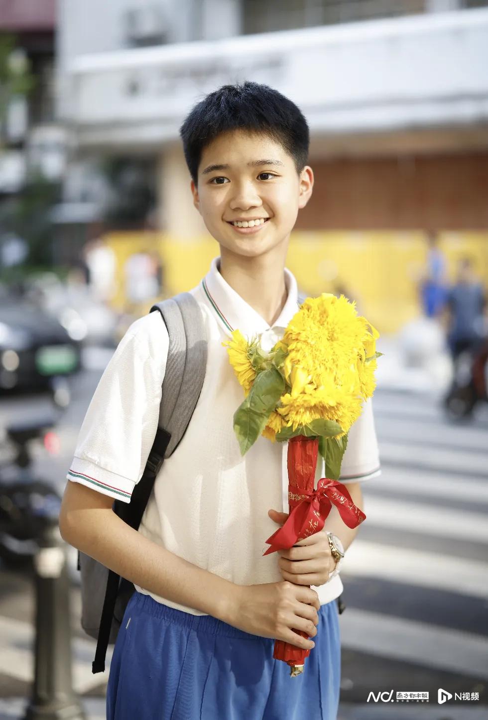 高考英语结束!考生分享题型难度及作文题目,家长场外暖心陪伴