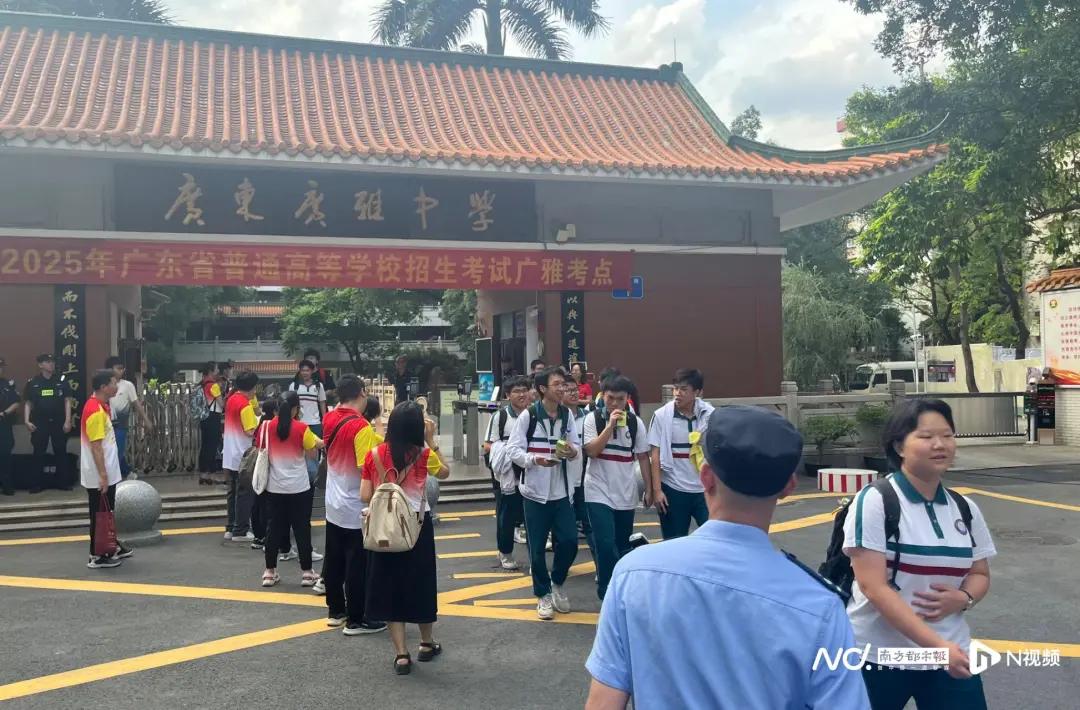 高考英语结束!考生分享题型难度及作文题目,家长场外暖心陪伴