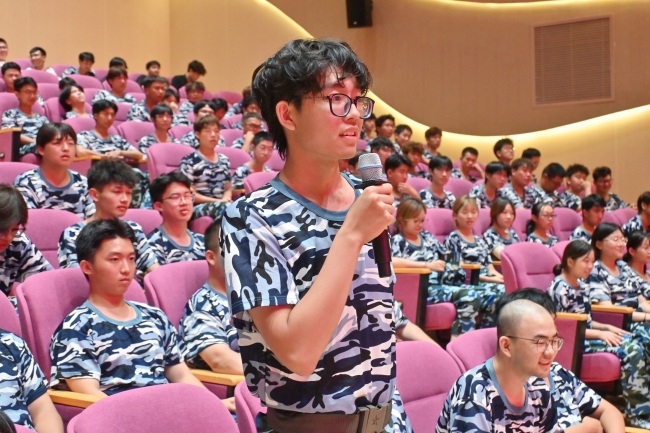 湖北中医药大学3名女民兵走进武汉工程科技学院,为新生军训加油