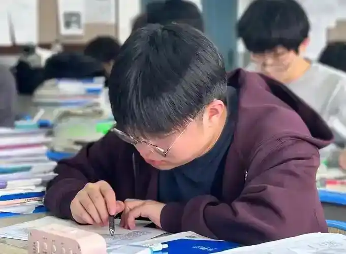 2025高考复读大变天!年龄学籍双限制,这些院校禁收复读生