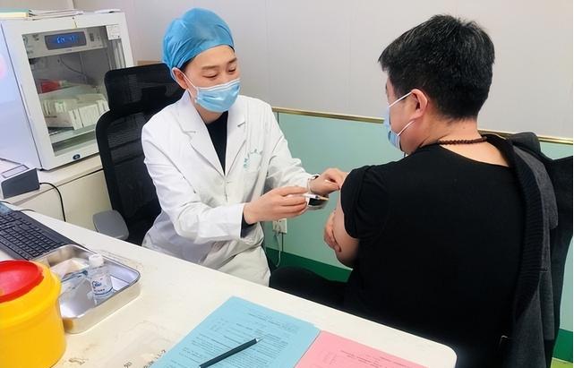 近期部分地区疫情缓慢上升，新冠二次感染引发公众讨论