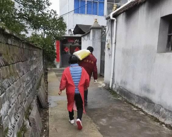 疫情期间石梁镇静岩村专人代办采购,保障村民日常所需