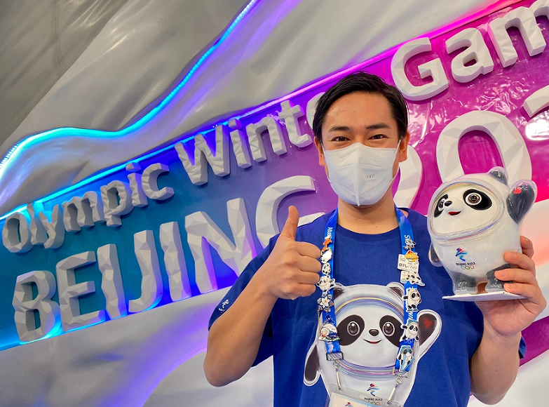 日本记者辻冈义堂因超爱冰墩墩走红，其工作照引网友热议