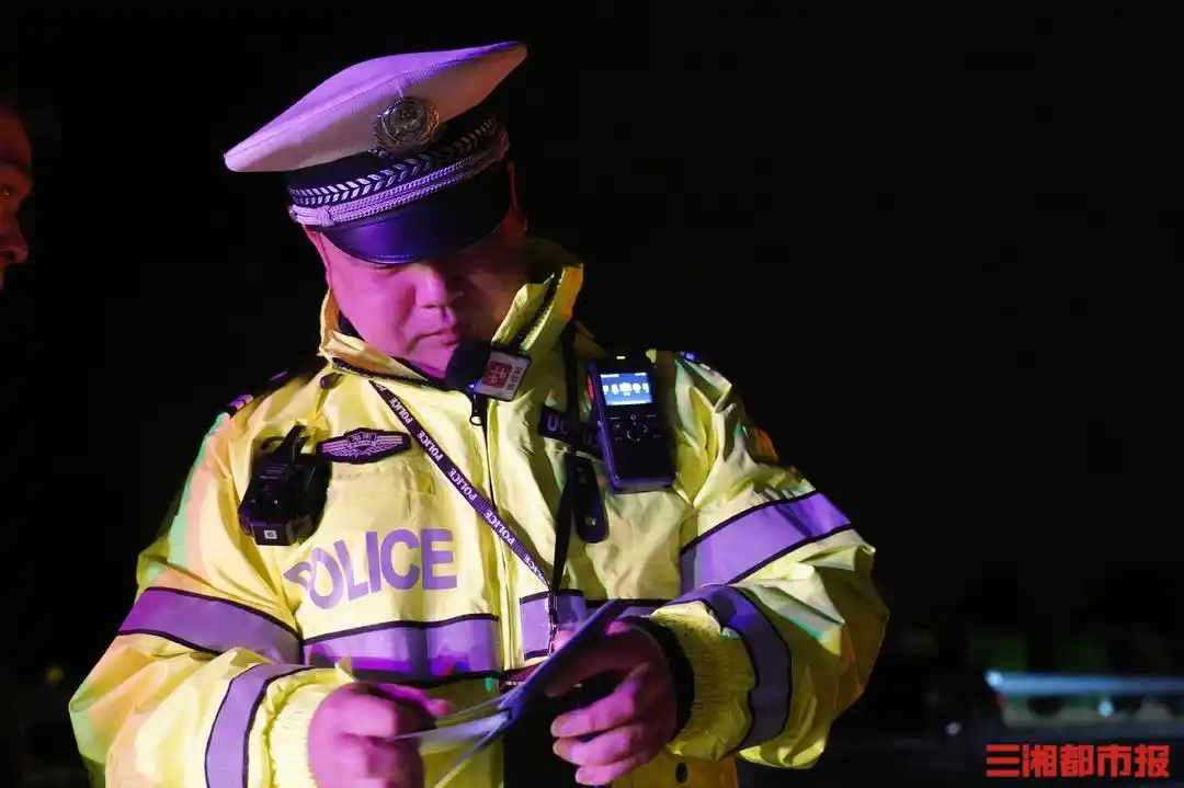 高速交警李强拦停失控小车走红,守护司乘平安回家