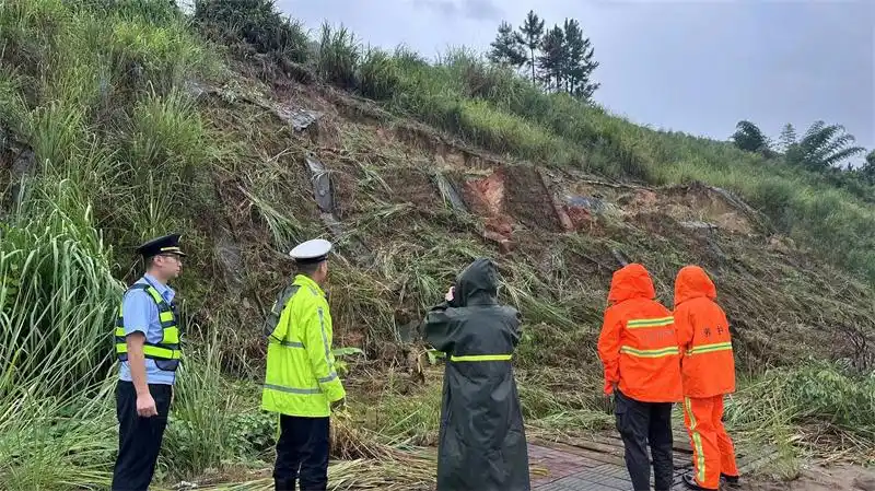 台风致福建多地道路受阻，高速交警全力保障道路安全畅通