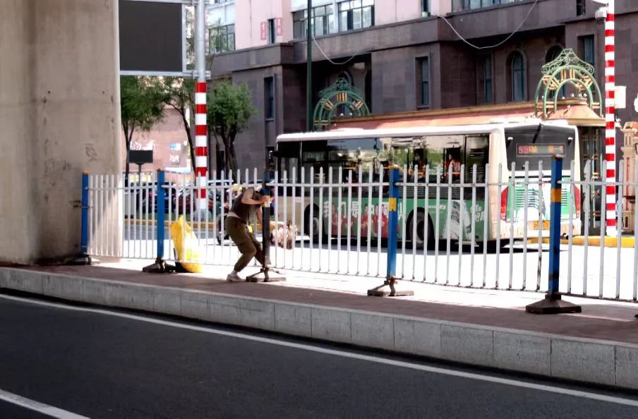 哈市交警强化治理行人违法，曝光典型违章行为予以警示