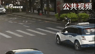 人行道、斑马线、非机动车道,这些违章高发地段千万别乱停车