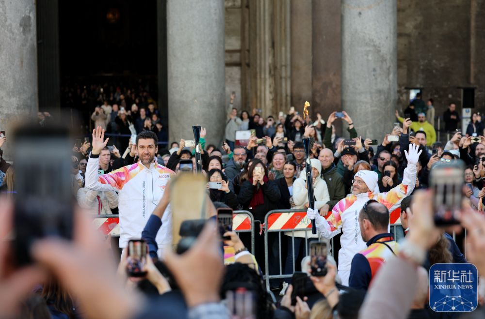 2026年米兰-科尔蒂纳冬奥会火炬在意大利罗马传递精彩亮相