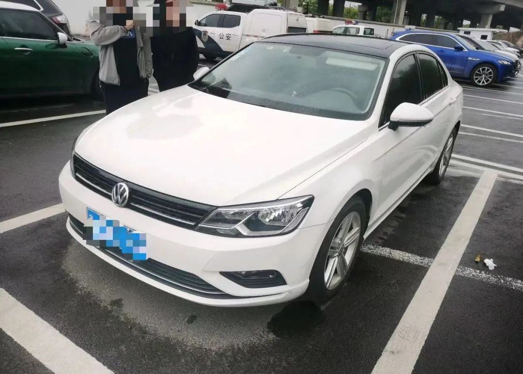 高速追尾后挂件撞裂玻璃 责任该谁赔？交警处理技巧速看