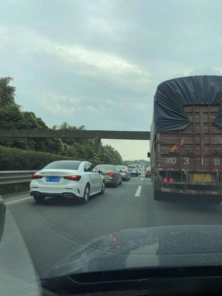 高速开车远离其他车,这才是核心技巧