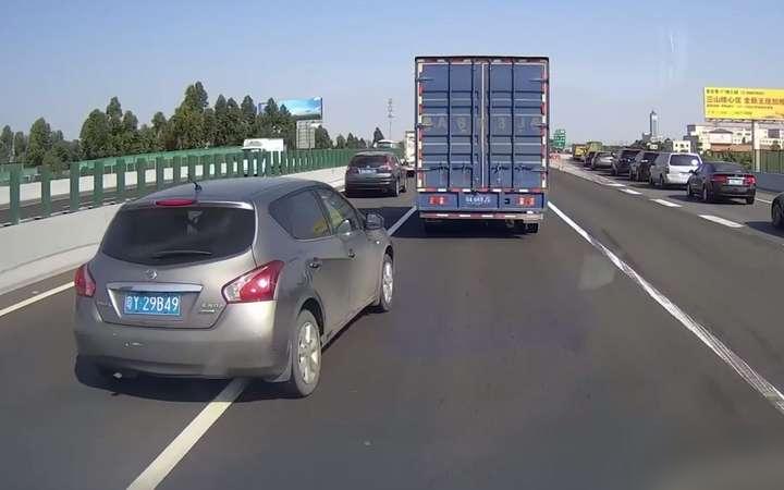 高速开车远离其他车,这才是核心技巧