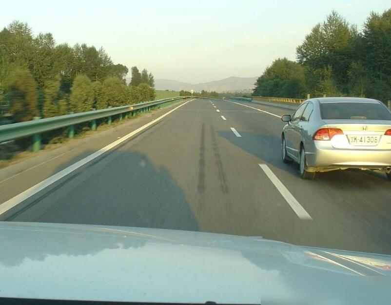 高速开车远离其他车,这才是核心技巧